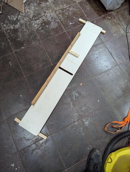 Bestand:Wood jig - router table.jpeg