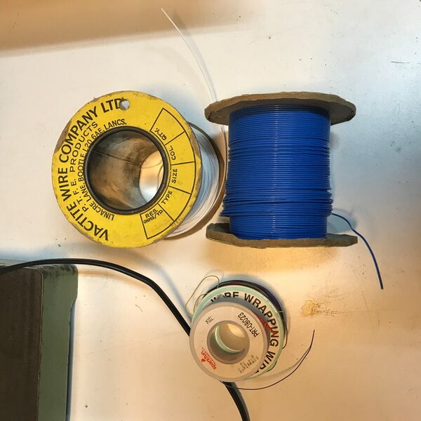 Bestand:Wire wrap draad Teflon draad.jpeg
