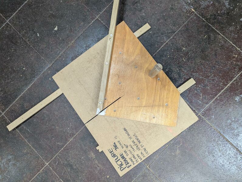 Bestand:Wood jig - picture frame.jpeg