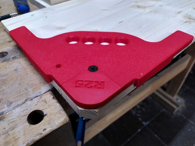 Corner jig fitted to a piece of wood