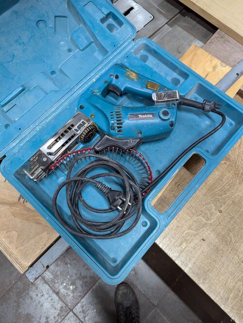 Makita gipsschroefmachine 6830.jpeg