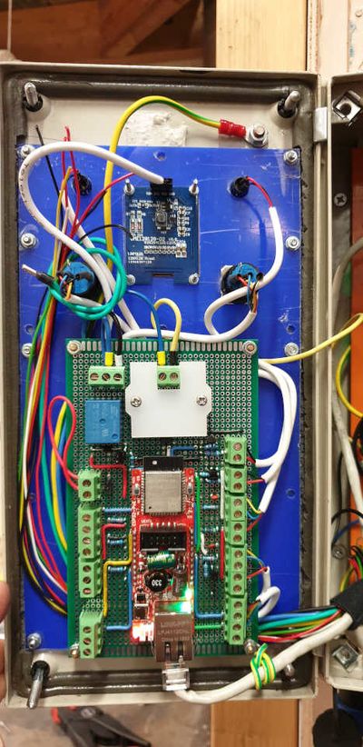 Compressor node print gemonteerd op bevestigingsplaat in deur kastje