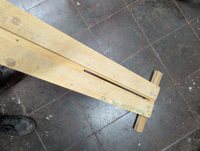 Bestand:Wood jig - router guide.jpeg